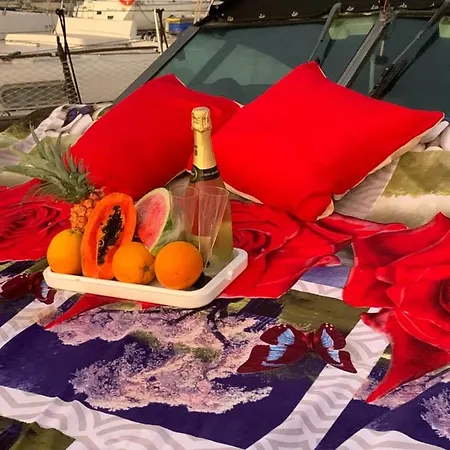 Alquiler De Barco Hotel na wodzie *